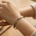 Lyra – Geämmerter goldener Armreif aus Edelstahl