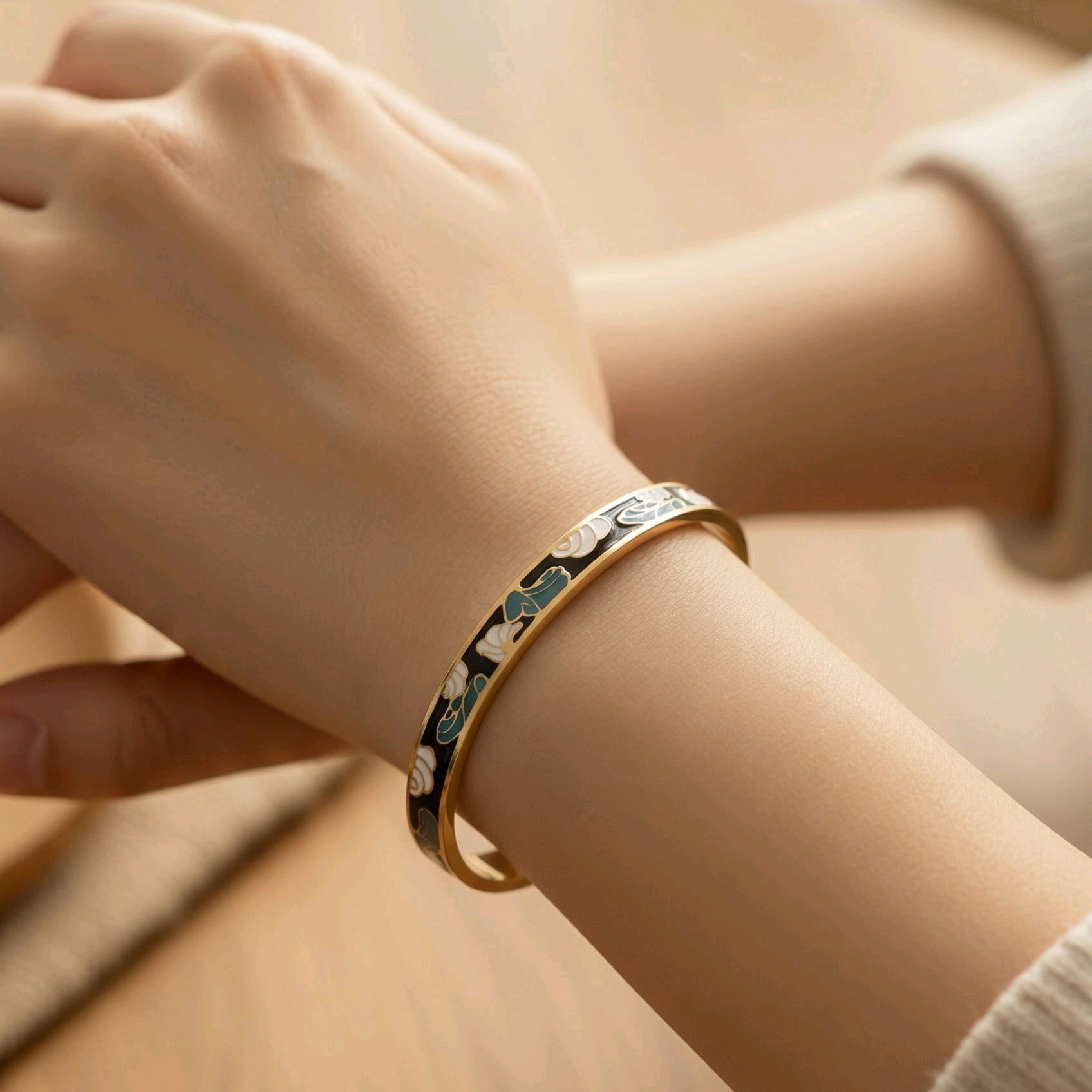 Lyra – Geämmerter goldener Armreif aus Edelstahl