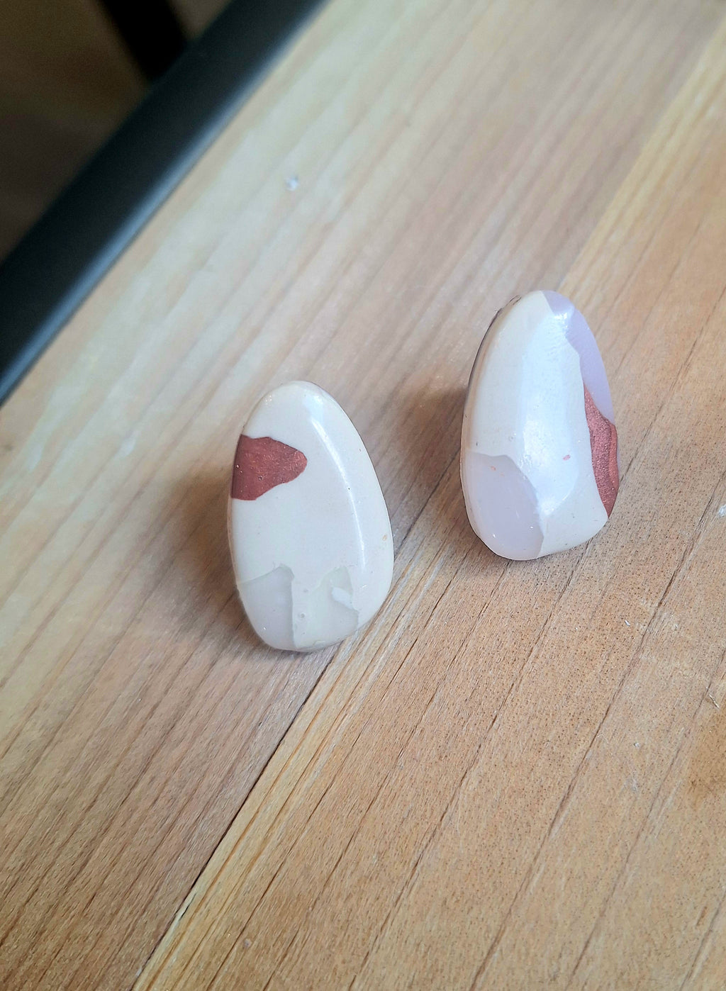 Dune – Boucles d’oreilles beige acier inoxydable